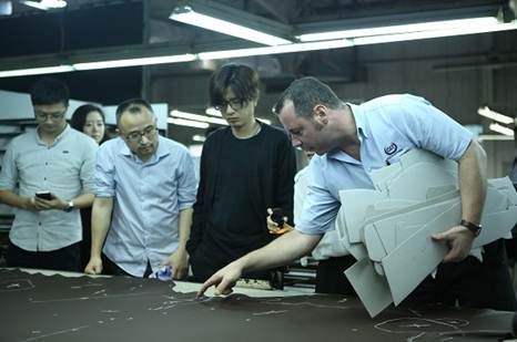 巴斯特的极致天窗工艺AYX爱游戏遇见伟(图4)